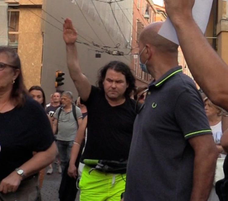 Modena, saluti romani al corteo no-vax, commercianti pronti a un esposto 