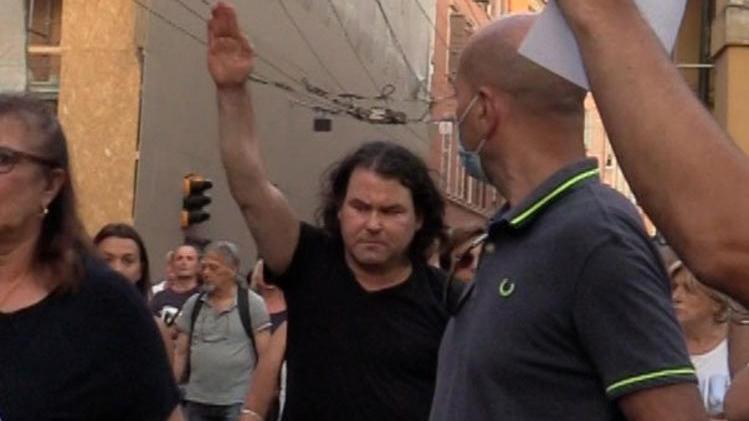 Modena, saluti romani al corteo no-vax, commercianti pronti a un esposto