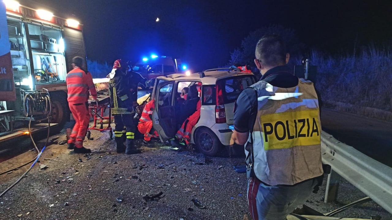 Scontro frontale sulla Sassari-Olbia, tre feriti