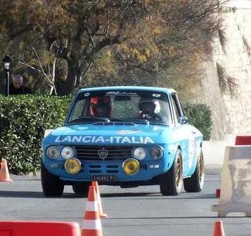 In piazza Bovio rombano i motori con la Gimkana dei 2 mari 
