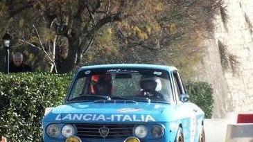 In piazza Bovio rombano i motori con la Gimkana dei 2 mari