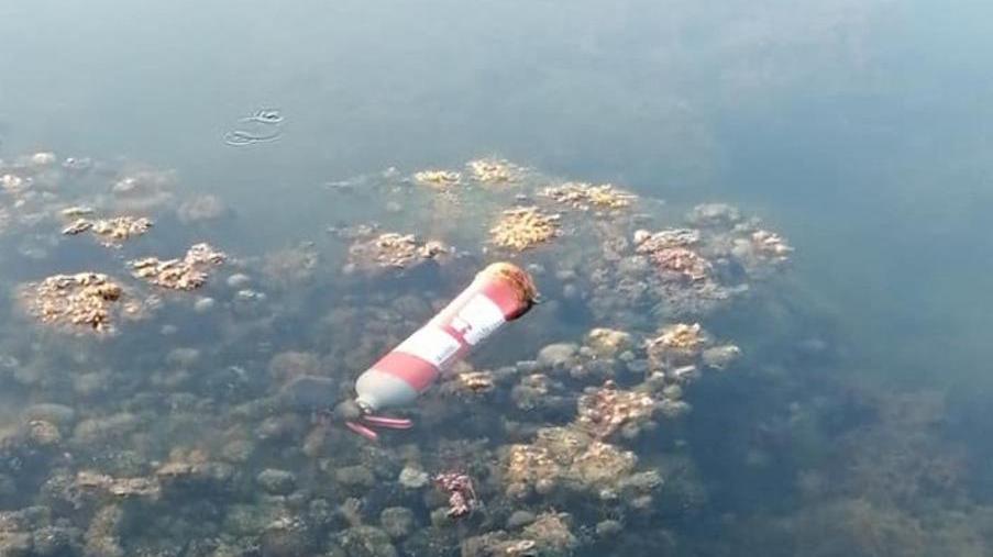 Vandali gettano in laguna due estintori e un tavolo