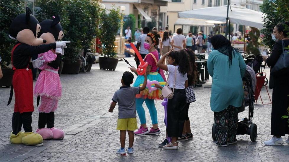 Minnie, Topolino e i bimbi diventano padroni del centro per un giorno con Pontedera Kids