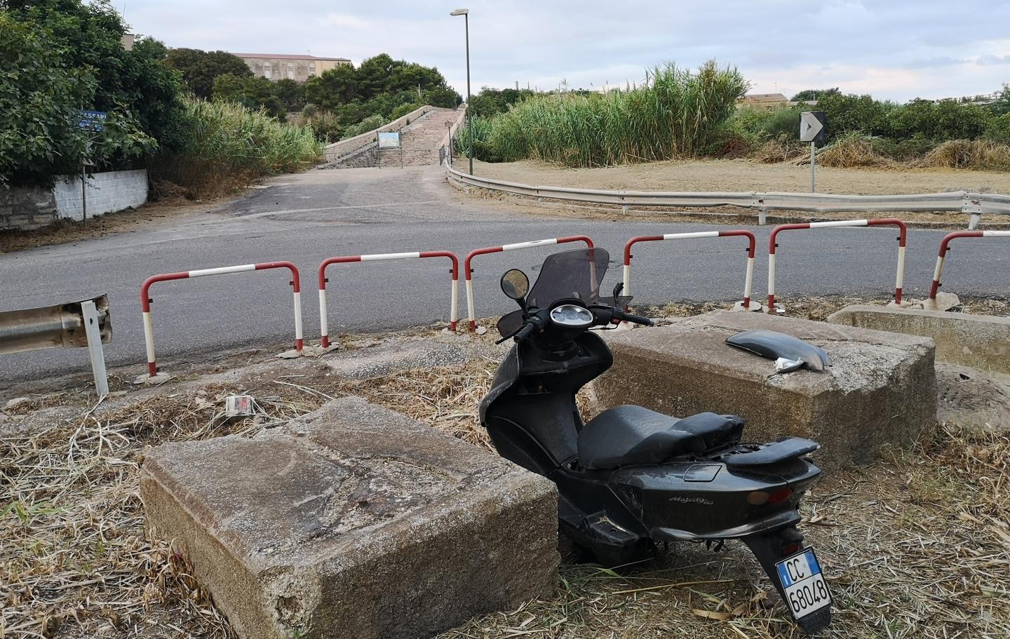 Dalle erbacce spunta uno scooter 