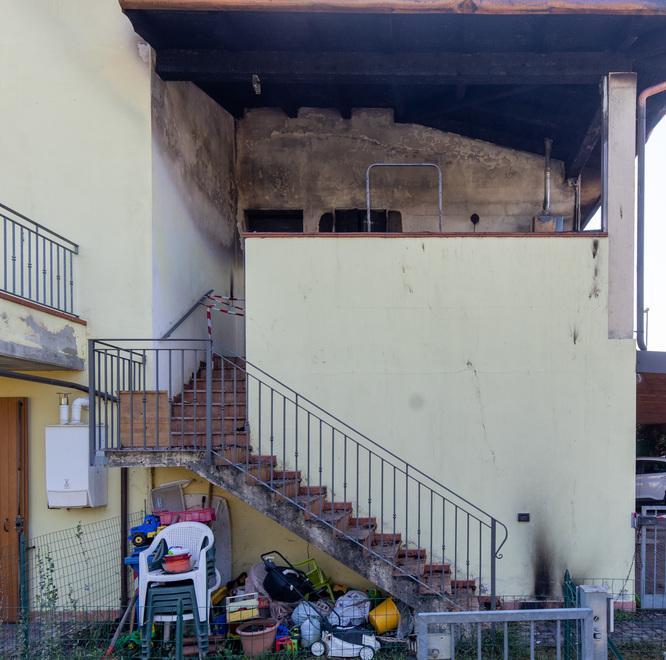 Gualdo, pentola sul fornello e la casa va a fuoco. Mamma, papà e bambino scappano fuori 