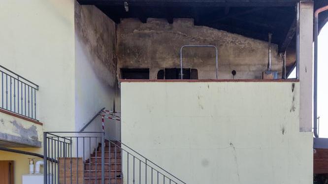 Gualdo, pentola sul fornello e la casa va a fuoco. Mamma, papà e bambino scappano fuori