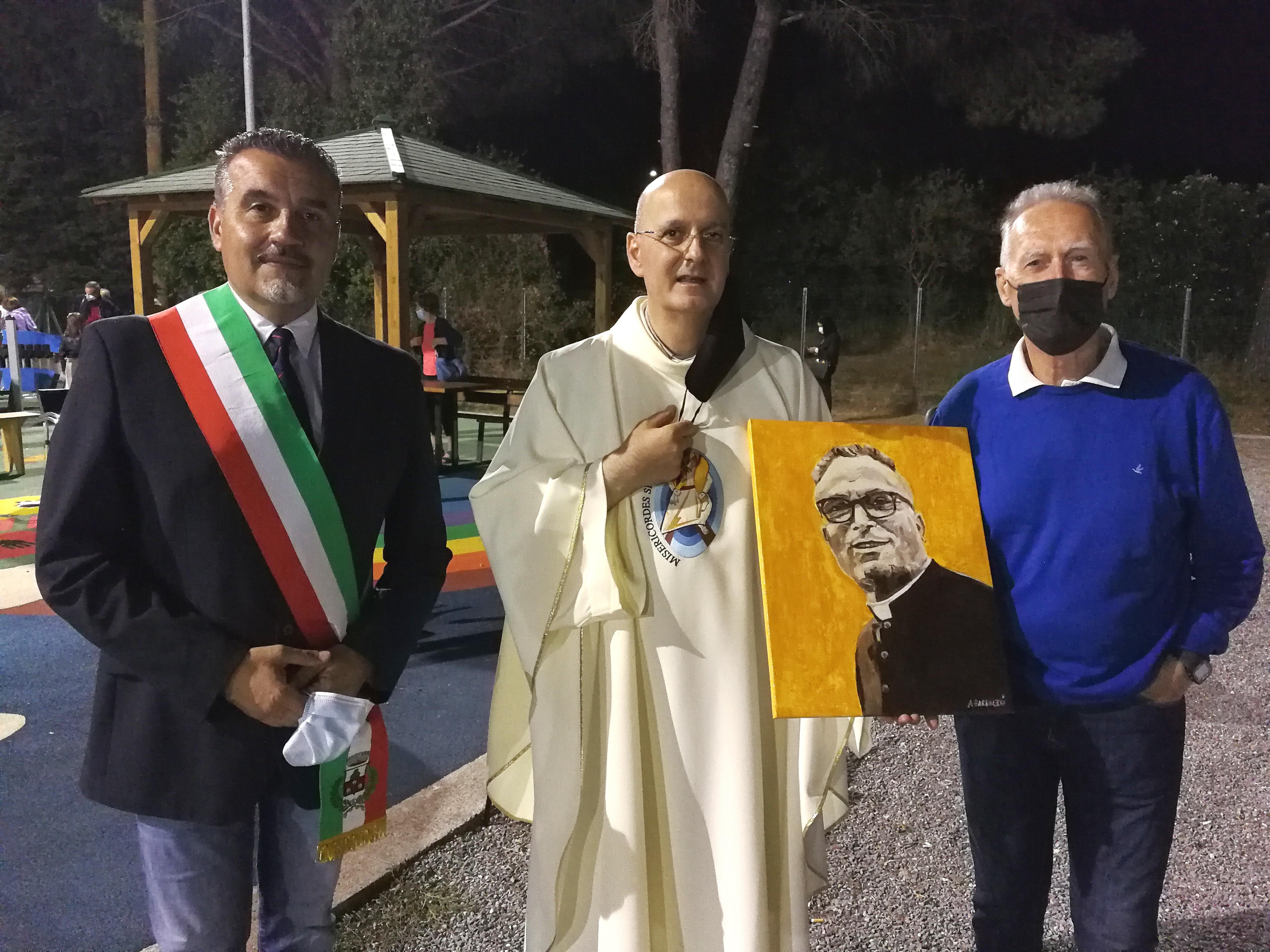 Da sinistra: Fornaciari, don Amerigo e Bartalesi col ritratto di don Turno