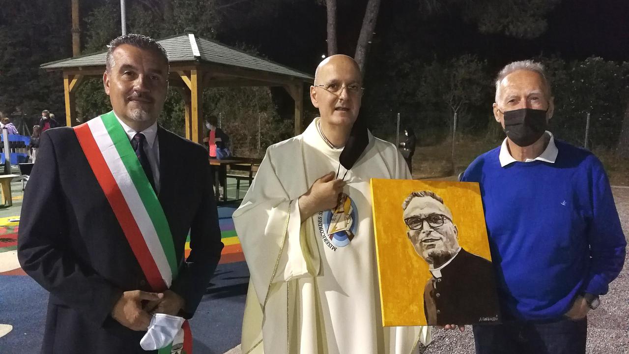 Da sinistra: Fornaciari, don Amerigo e Bartalesi col ritratto di don Turno