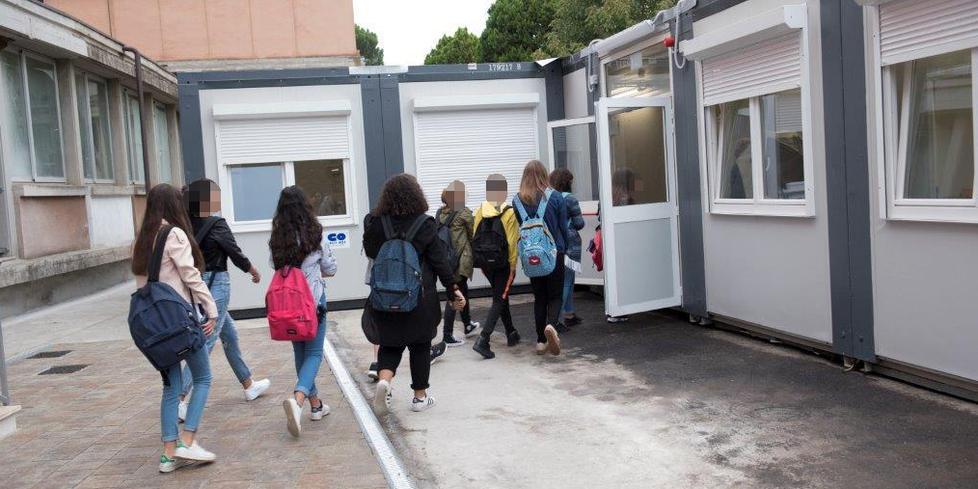 Alcuni studenti del Paladini entrano nei prefabbricati di Campo di Marte