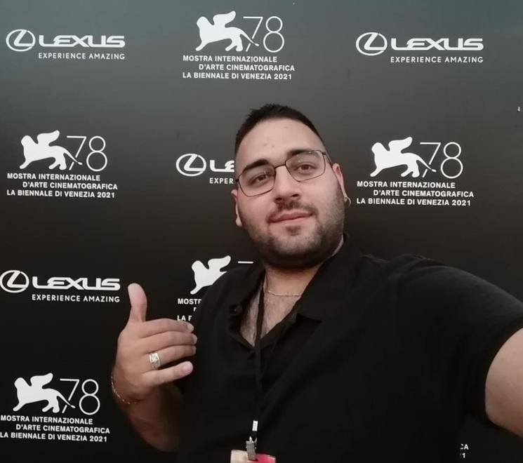 Selfie d’ordinanza davanti al logo della rassegna cinematografica