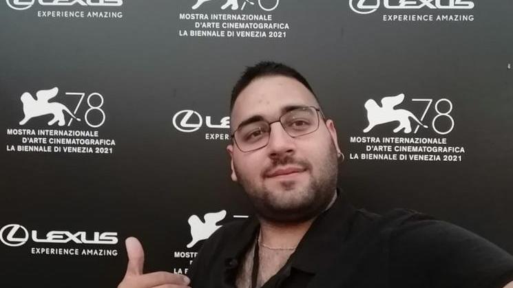Selfie d’ordinanza davanti al logo della rassegna cinematografica