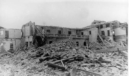 Le case di via Puccini dopo il bombardamento