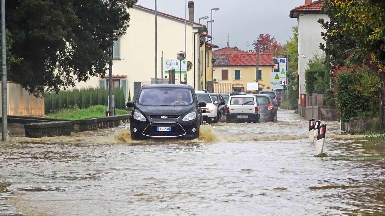 La via Vecchia Pratese allagata nel 2016