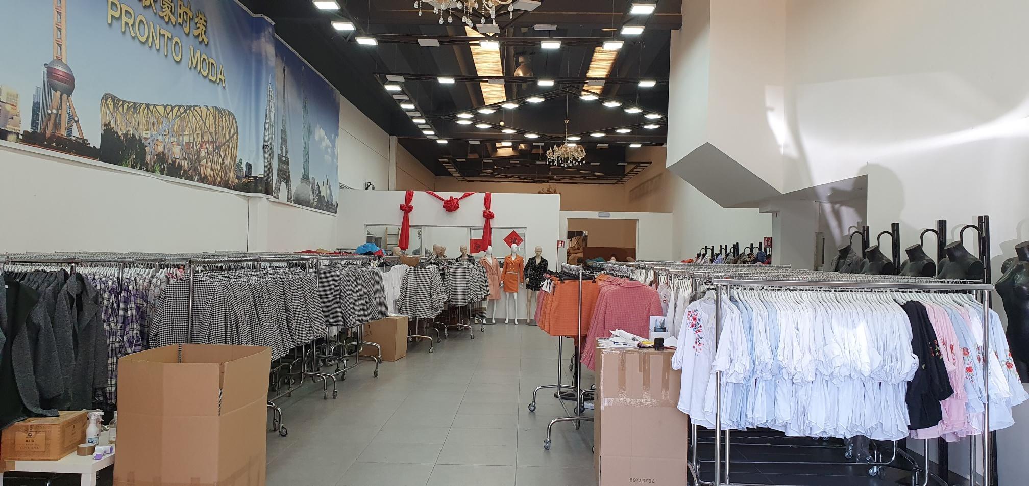 L'interno del pronto moda annesso alla confezione Venus Ark