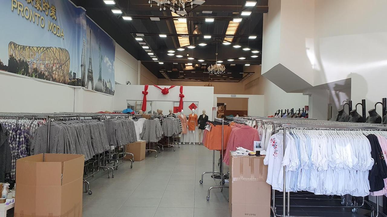 L'interno del pronto moda annesso alla confezione Venus Ark