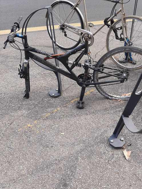 Modena, sos Stazioni/1 Piazza Dante: davanti ai treni il “cimitero” delle bici 