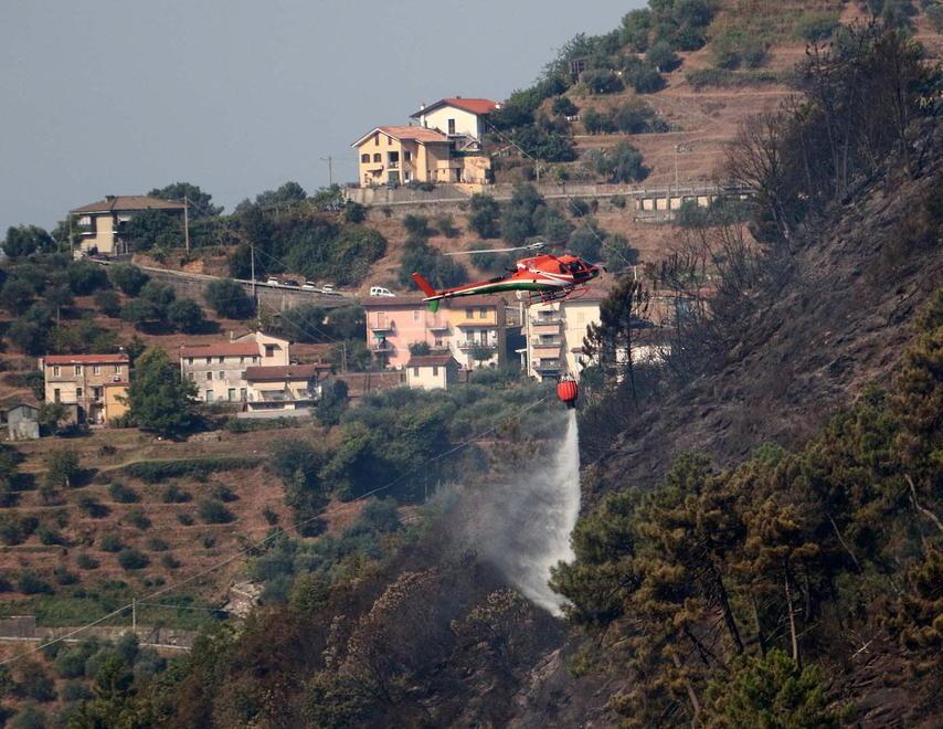 Notte di fumo e fiamme e case controllate a vista 