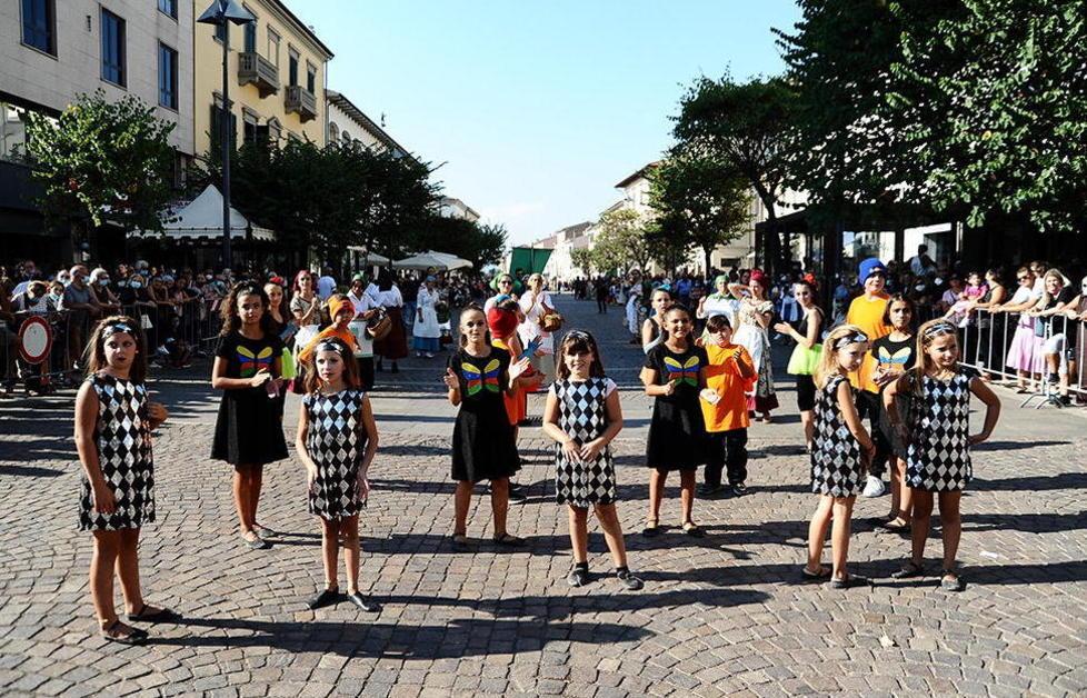 Corteo in strada e musica La Targa conquista il paese 