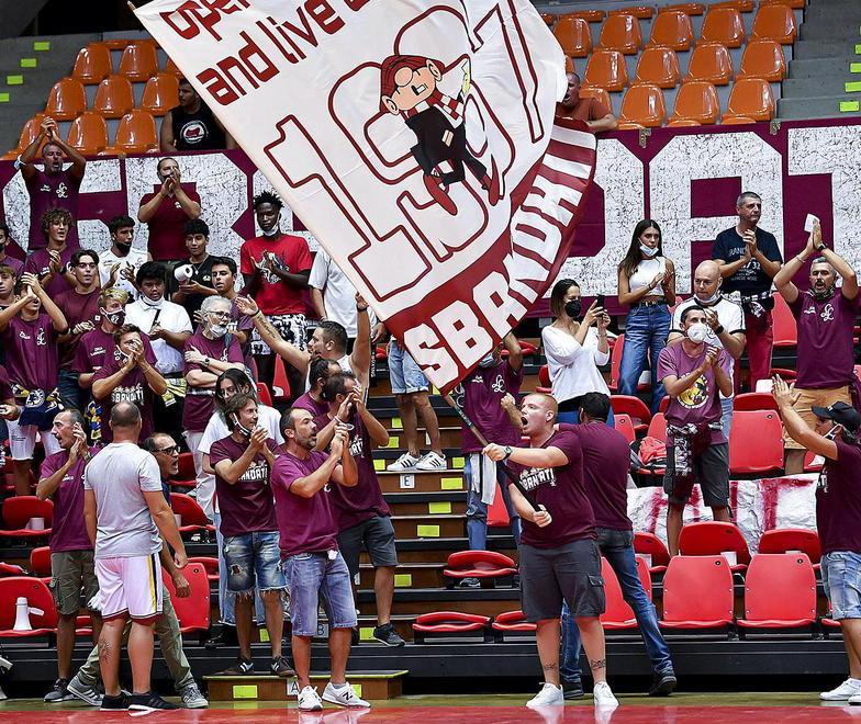 L’ironia degli Sbandati contro gli eterni rivali nel caldissimo palasport