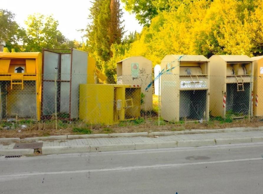 Un deposito di cassonetti in via Taddei: c’è un esposto