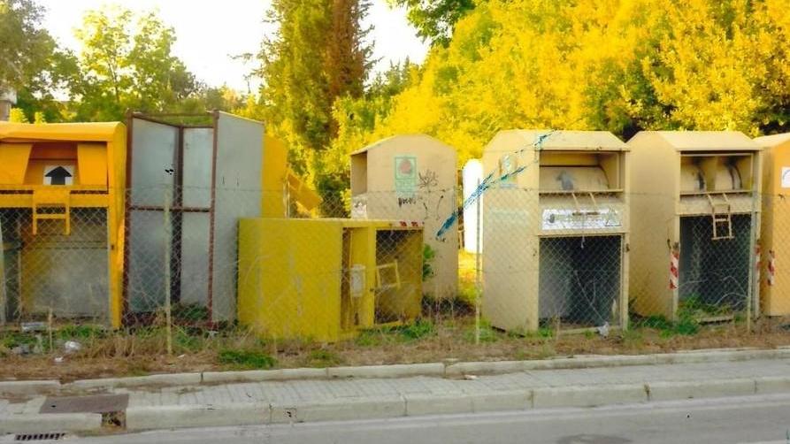 Un deposito di cassonetti in via Taddei: c’è un esposto