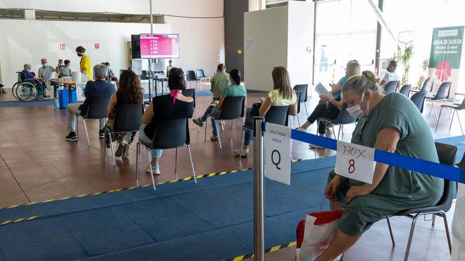 Da oggi hub vaccinali a pieno regime