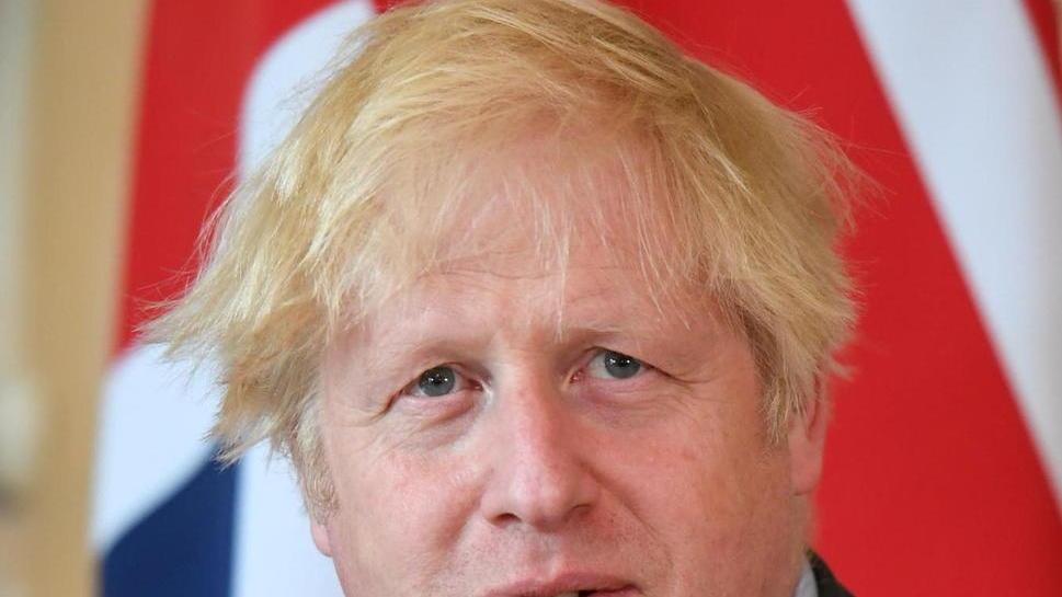 Boris Johnson ci ripensa, ora la carta verde non serve più