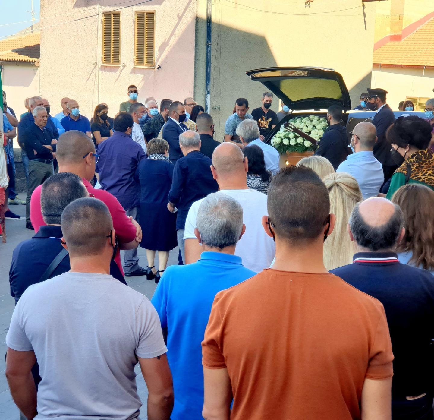 Sennori, mille persone ai funerali di Adriano Piroddu 
