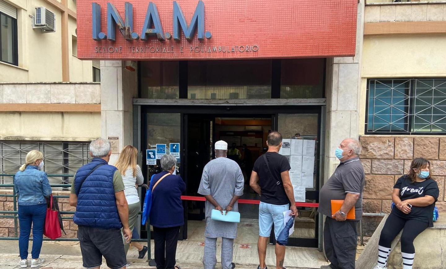 Sanità e disagi a Sassari, in fila all’alba in via Tempio per il numerino