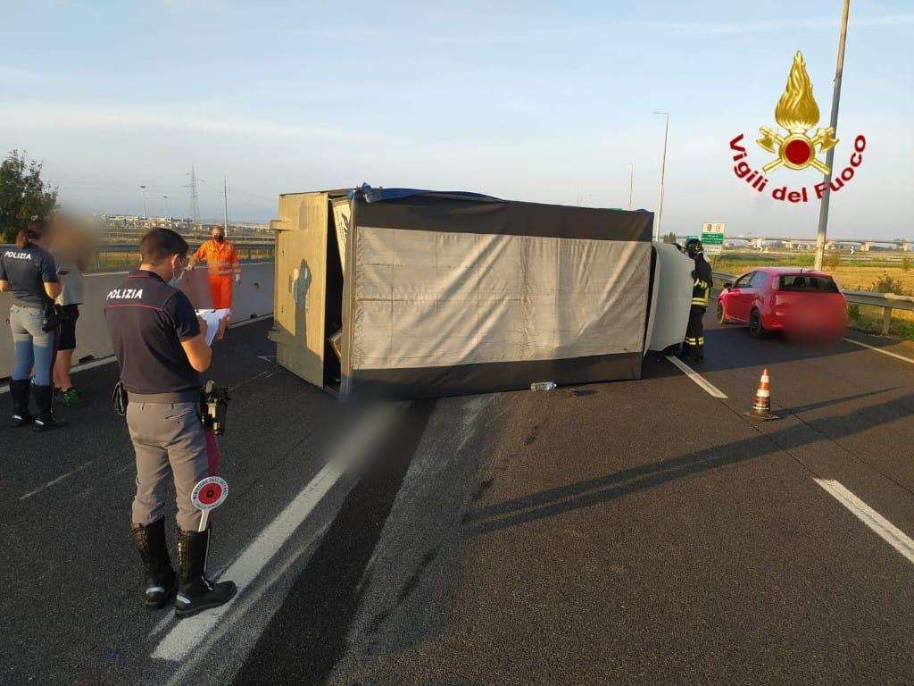 Il camion ribaltato in Fi-Pi-Li
