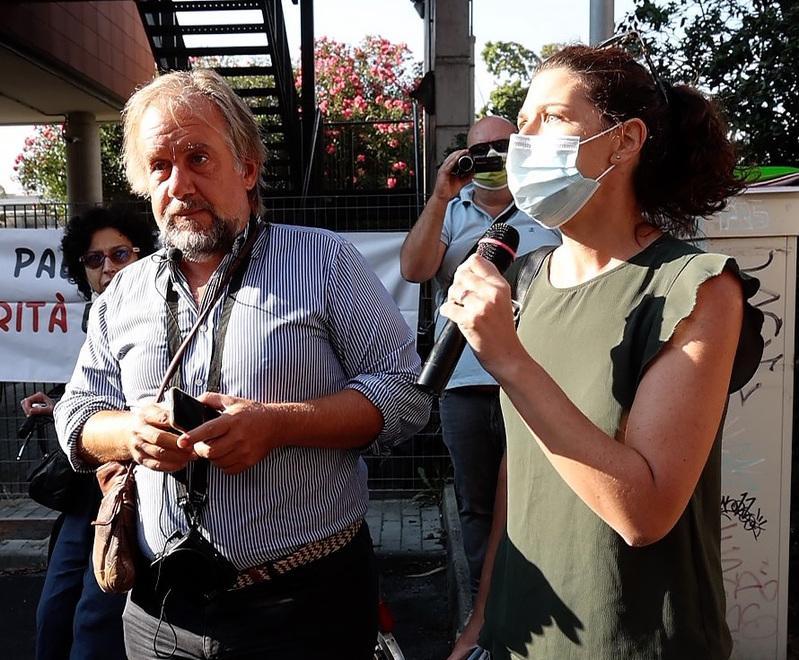 «Mio padre morto di Covid». Ma viene zittita dai no vax 