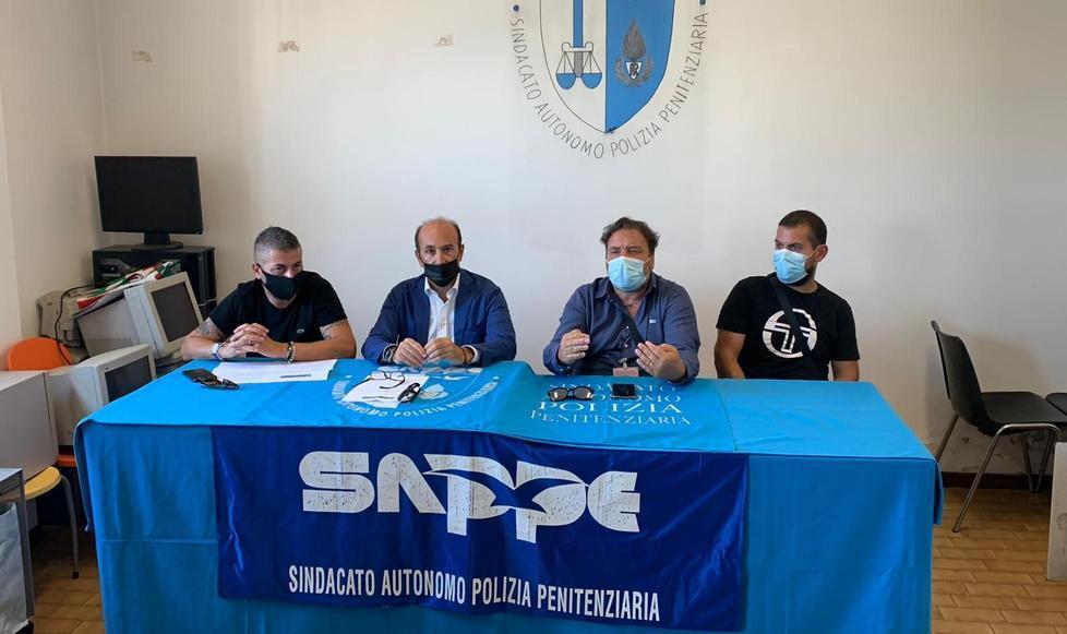 Ispettore della Polizia penitenziaria colpito al volto: «Boom di violenze in carcere, correre ai ripari» 