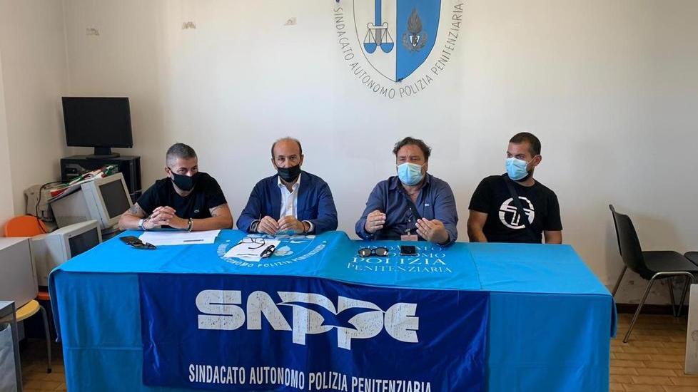 Ispettore della Polizia penitenziaria colpito al volto: «Boom di violenze in carcere, correre ai ripari»