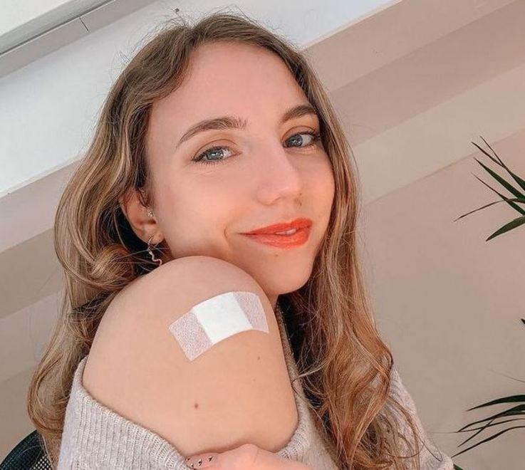 Un’influencer di Tik Tok ai giovani: «Vaccinatevi». Giù i contagi settimanali 