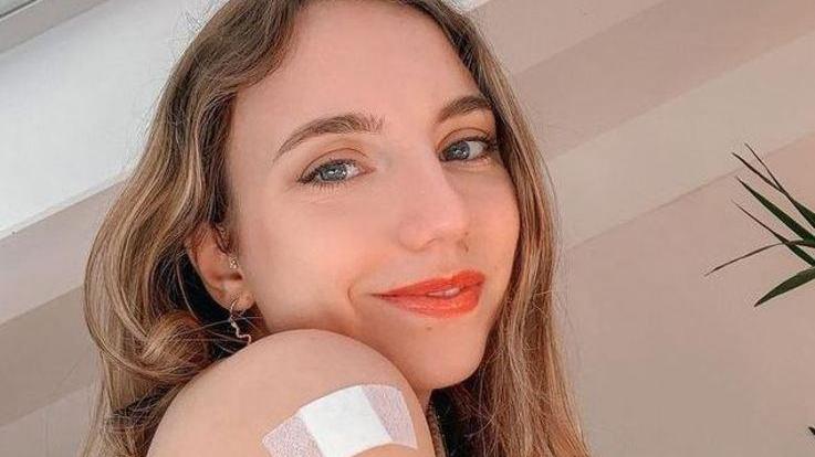 Un’influencer di Tik Tok ai giovani: «Vaccinatevi». Giù i contagi settimanali