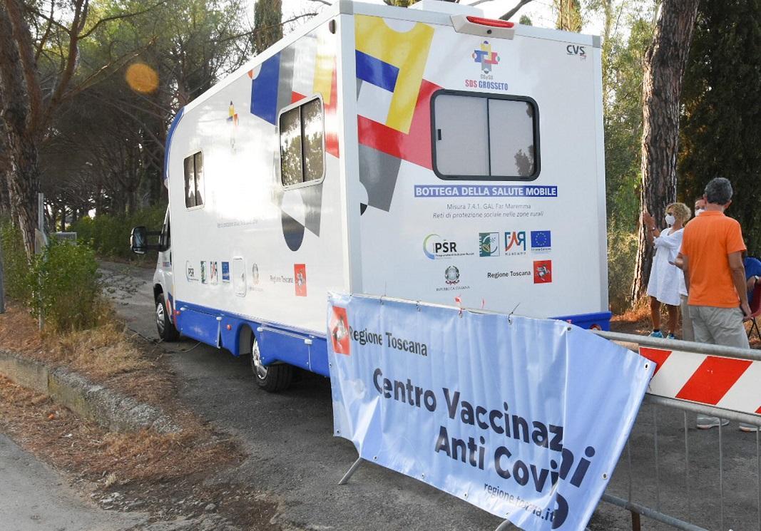 Il camper vaccini in una delle sue tappe estive in Maremma
