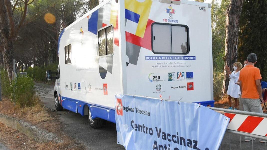 Il camper vaccini in una delle sue tappe estive in Maremma