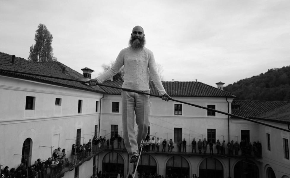 Arriva il funambolo Loreni, attraverserà su un cavo tutta piazza Bentivoglio 