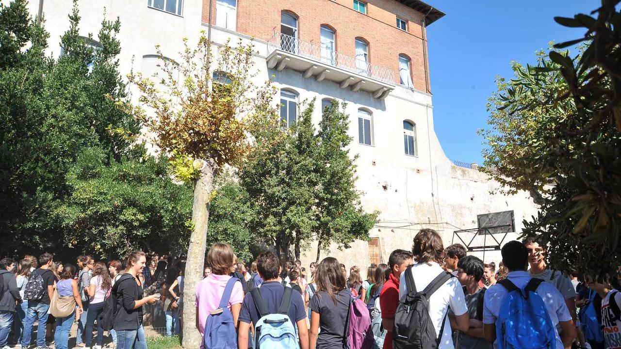 Ragazzi nel cortile esterno del Grigolo