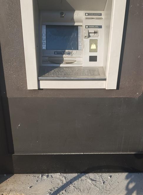 Prende a sprangate il bancomat, bloccato dai carabinieri 