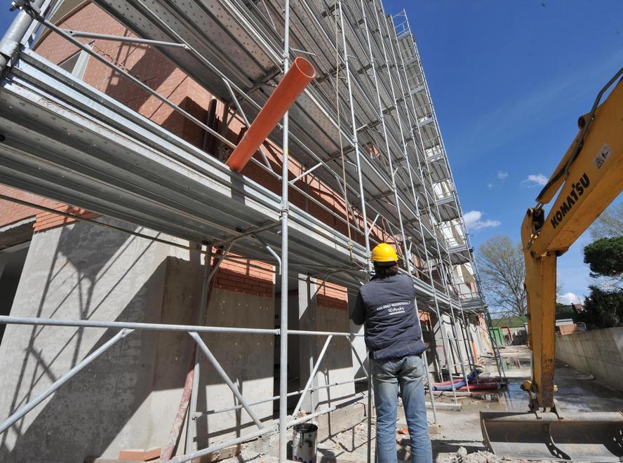 Nuove regole per l'edilizia: oneri dimezzati e condoni a costo zero, meno caro costruire in collina e periferia 