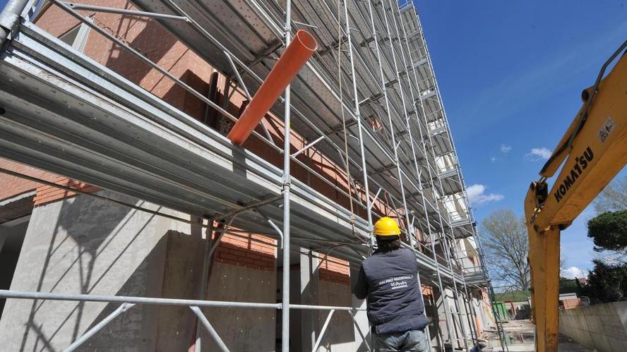 Nuove regole per l'edilizia: oneri dimezzati e condoni a costo zero, meno caro costruire in collina e periferia
