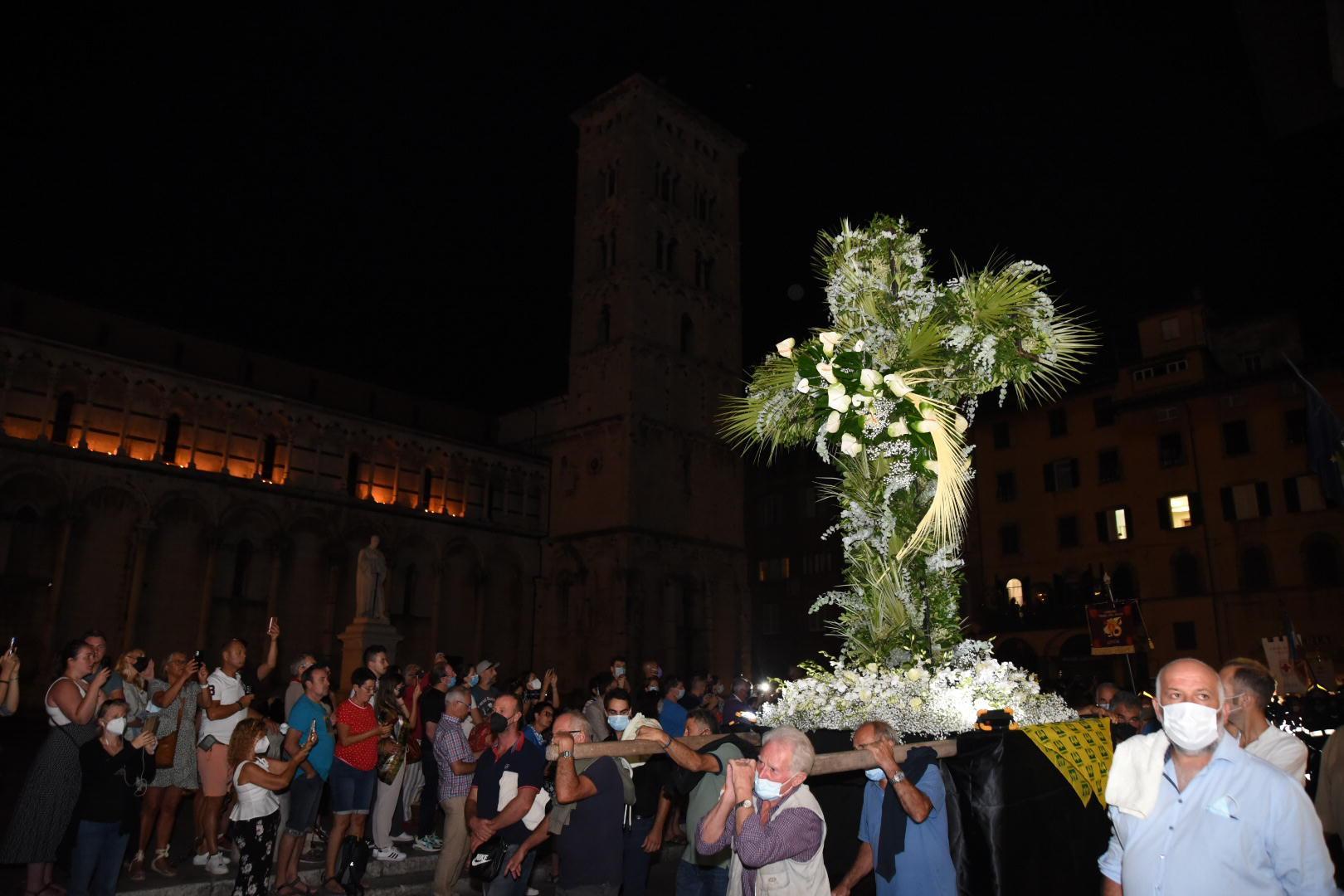 Lucca torna a rendere omaggio al Volto Santo in Cattedrale - video