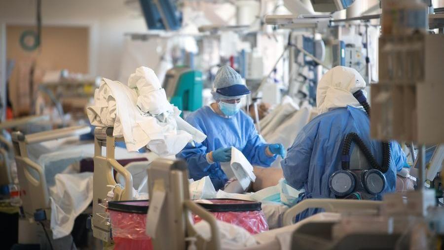 Il Covid fa un'altra vittima, resta alta la curva del contagio