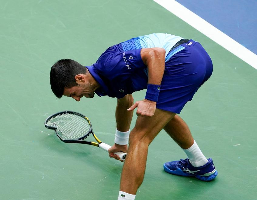 Djokovic infuriato spacca la racchetta