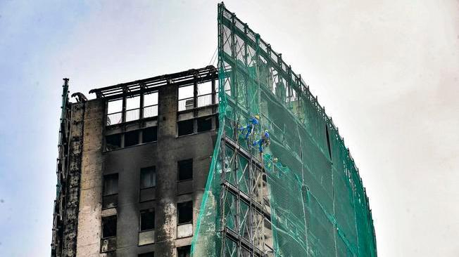 Incendio a Milano: 'armatura' metallica sul grattacielo