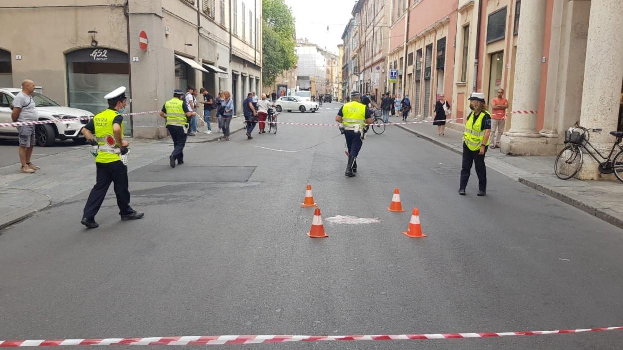 Modena, incidente in via Emilia centro tra due bici. Grave una donna