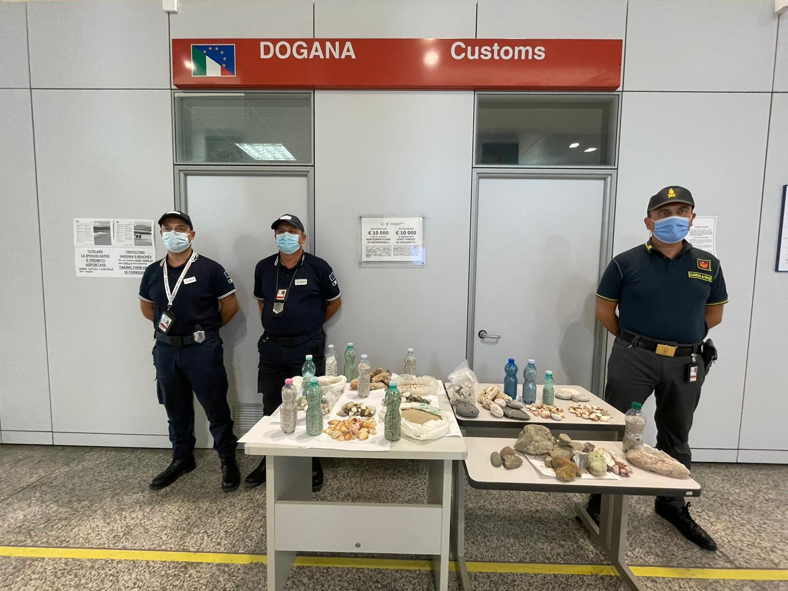 Spiagge sarde depredate, ad Alghero sequestrati 10 chili di sabbia e ciottoli