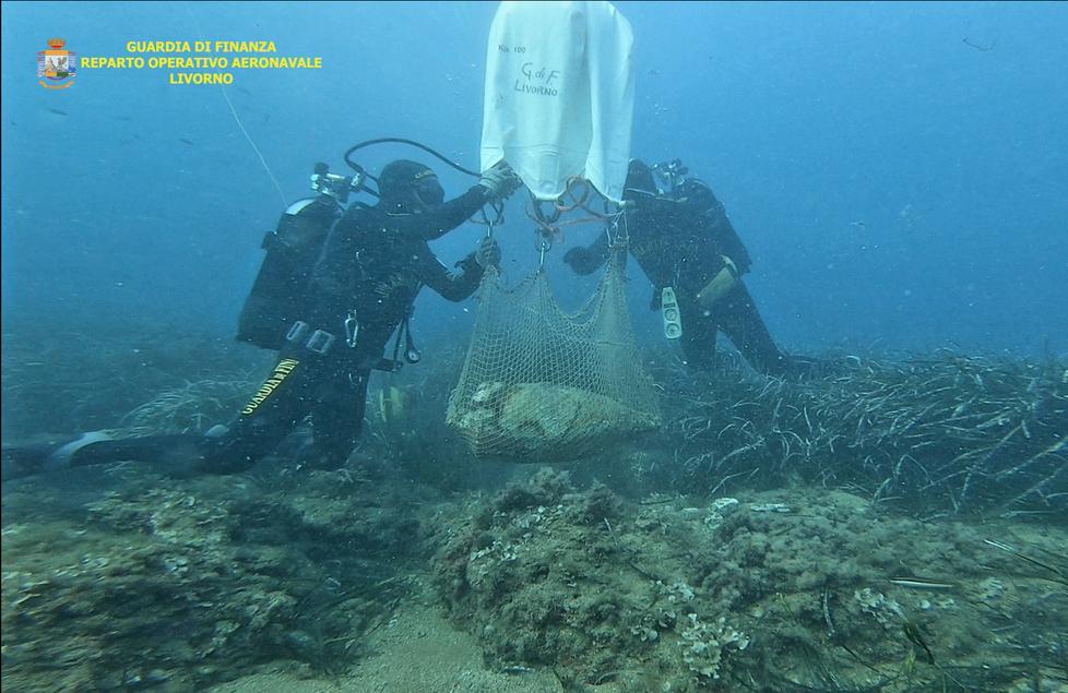 Ripescata un’anfora del periodo romano a 300 metri dalla Baracchina rossa