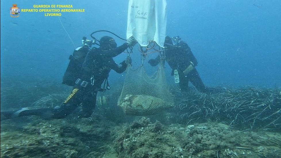Ripescata un’anfora del periodo romano a 300 metri dalla Baracchina rossa
